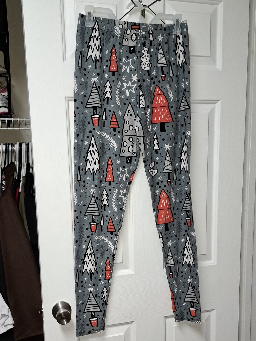 Women's Gray Holiday Tree Print Leggings - Red & White Accents